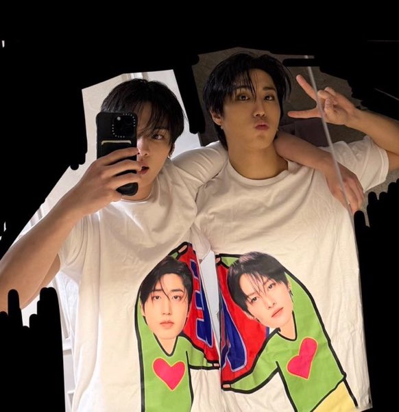 wantsomiso's tweet photo. do u think jsngs hand is on mnhos butt here https://t.co/Q4QhZe3u2N