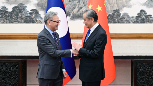 ConsulateChnMan's tweet image. Chinese Foreign Minister Wang Yi met with Lao Deputy Prime Minister and Minister of Foreign Affairs Thongsavanh Phomvihane on Thursday in #Beijing.
