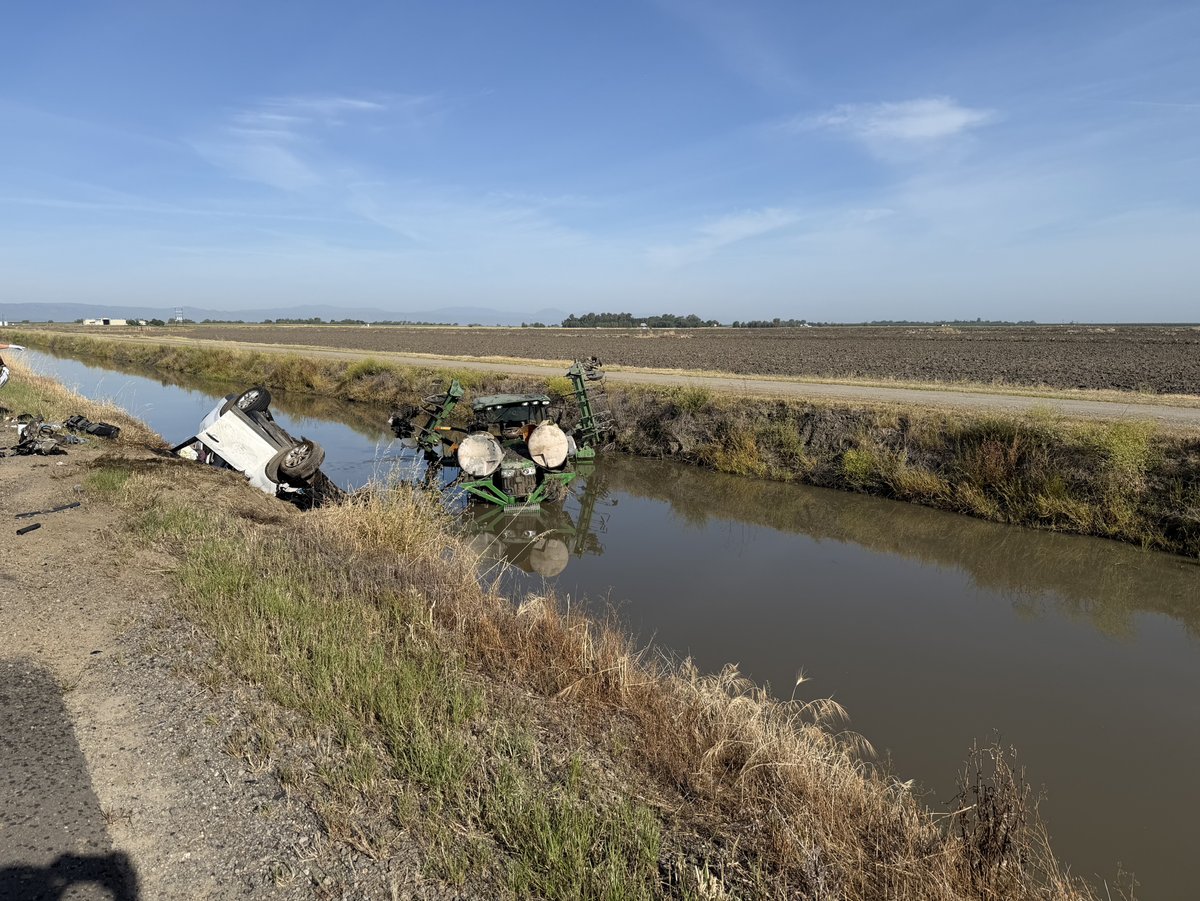 ChpWilliams's tweet photo. 🚨Traffic Crash Alert🚨

Williams Area CHP officers are currently investigating a major injury traffic crash on Grimes Arbuckle Road.  Through traffic in this area is shutdown from Dry Slough Rd and Sycamore Slough Road.  Please use an alternate route. https://t.co/IPqe2SrAqh