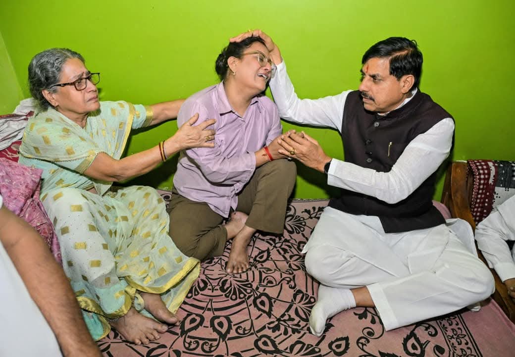 Siddh_vindhya's tweet photo. हर संकट में पीड़ितों परिवारों के साथ खड़ी है मध्य प्रदेश भाजपा सरकार।

माननीय मुख्यमंत्री @DrMohanYadav51 जी ने जबलपुर के बरगी डैम में घटित दुखद हादसे में काल-कवलित पीड़ितों के परिजनों से भेंट कर शोक संवेदना व्यक्त की। 

दुःख की इस घड़ी में भाजपा सरकार सभी पीड़ित परिवारों के साथ है।

मुख्यमंत्री जी ने इस दुर्घटना के पीड़ितों की जान बचाने वाले श्रमिकों को ₹51,000 की प्रोत्साहन राशि प्रदान करने तथा इसमें सहयोग करने वाले जागरूक नागरिकों का भी सम्मान करने की घोषणा की है।