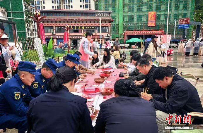 TibetNews11's tweet image. Più di 200 persone a Medog, in #Tibet, hanno celebrato insieme il Primo Maggio e la Giornata del Movimento del 4 Maggio: tramandando la cultura e promuovendo l'unità etnica attraverso una sfida.