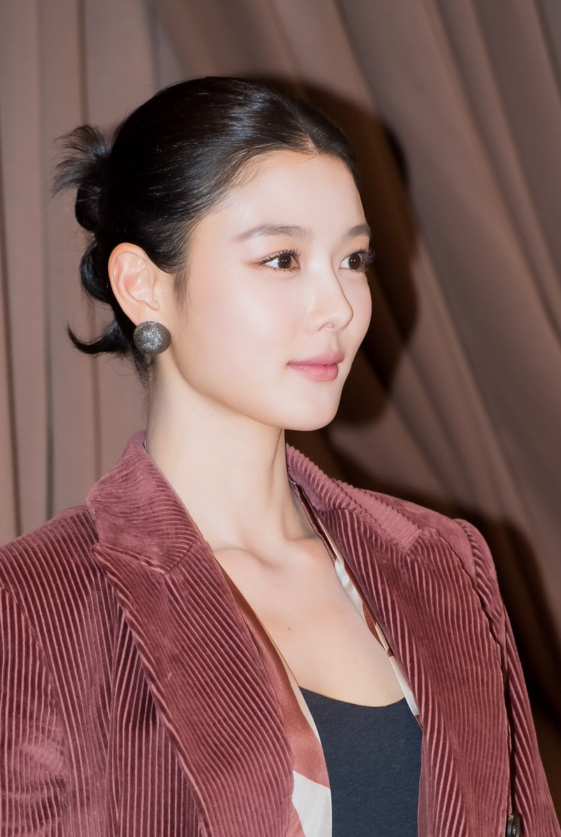 I'm so jealous of yoojung's skin