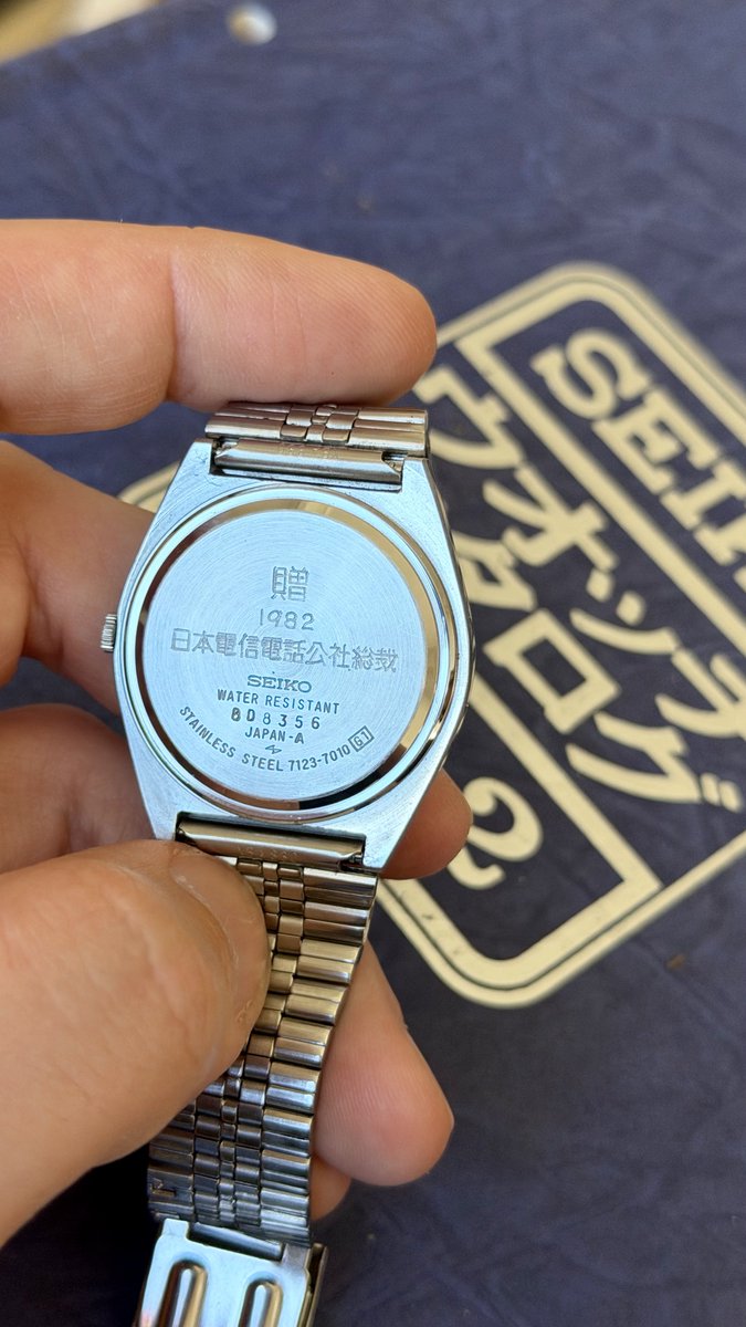 petitehorloge's tweet photo. ☀️Disponible : 350€

Seiko Type 2 sortie en fin 1978 de la manufacture Daini Seikosha ⛩️

Dans un très bel état 

Fond de boîte gravé : cette montre a été offerte en 1982 à un employé de la Nippon Telegraph and Telephone Public Corporation (aujourd’hui NTT) la plus grande entreprise de telecommunications japonaise à l’époque 

Cadran blanc texturé, indices et logos en applique, couronne originale 

Diamètre de 35mm hors couronne 

Bracelet original en acier ajustable 

Calibre Quartz manufacture Seiko 7123 
Jours en anglais et en kanjis 

Fonctionne parfaitement