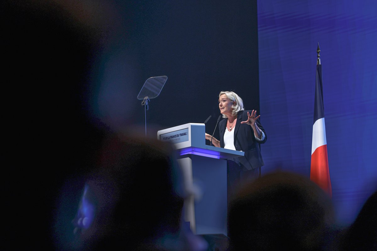 MLP_officiel's tweet photo. Nous avons besoin de champions nationaux, et notre pays se doit d’être l’incubateur, mais aussi la vitrine de nos champions, ou futurs champions nationaux.

Si l’État n’avait pas acheté le TGV ou équipé son armée en Rafale, nous n’aurions vendu ni TGV, ni Rafale à quiconque ! https://t.co/FLEctpM09Y