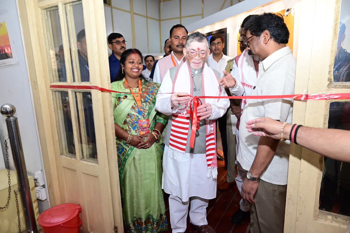 jhar_governor's tweet image. ऑड्रे हाउस, राँची में आयोजित ‘सांसद सांस्कृतिक महोत्सव-सह-स्वदेशी मेला’ के उद्घाटन अवसर पर सम्मिलित हुआ।
स्वदेशी केवल उत्पाद नहीं, बल्कि आत्मगौरव और आत्मनिर्भरता का आधार है।

#VocalForLocal
#AtmanirbharBharat
#LokBhavanJharkhand