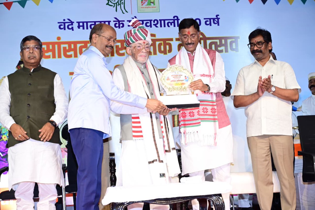 jhar_governor's tweet image. ऑड्रे हाउस, राँची में आयोजित ‘सांसद सांस्कृतिक महोत्सव-सह-स्वदेशी मेला’ के उद्घाटन अवसर पर सम्मिलित हुआ।
स्वदेशी केवल उत्पाद नहीं, बल्कि आत्मगौरव और आत्मनिर्भरता का आधार है।

#VocalForLocal
#AtmanirbharBharat
#LokBhavanJharkhand