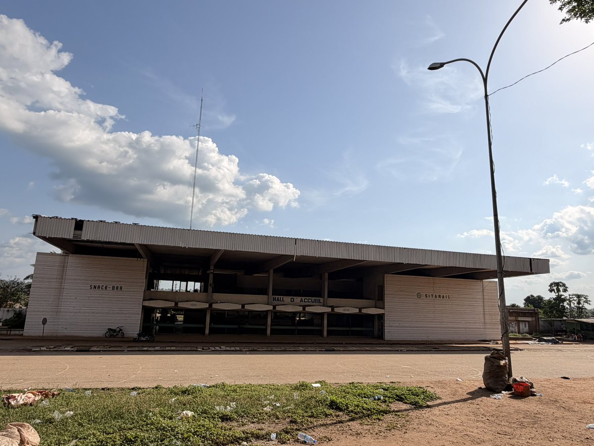 kyayus's tweet photo. De passage à Dimbokro 🇨🇮, j’ai capturé un morceau d’histoire oublié : l’ancienne gare, figée dans le temps.Autrefois symbole de mouvement et de fierté, aujourd’hui elle dort… mais raconte encore.
Que faisons-nous de notre patrimoine ? #Dimbokro #Histoire #CIV https://t.co/urPJyYxhln