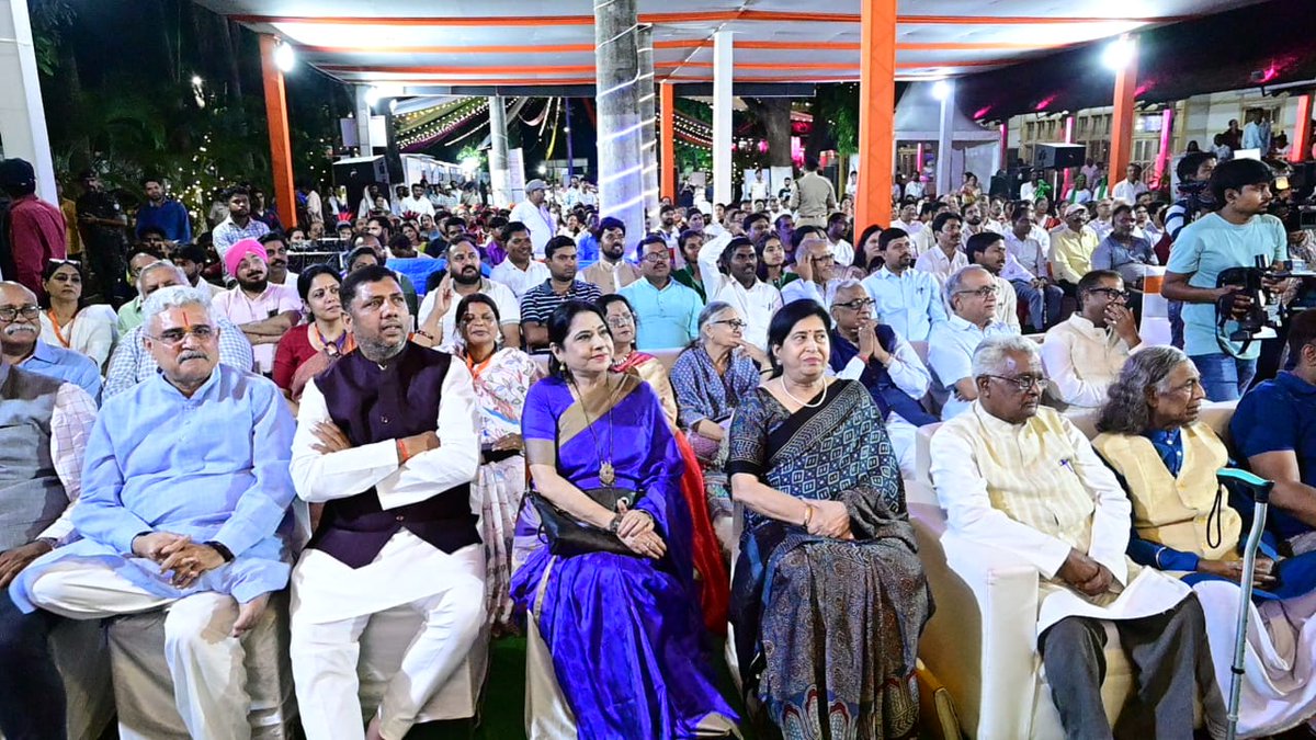 jhar_governor's tweet image. झारखण्ड की समृद्ध जनजातीय संस्कृति, लोक परंपराएँ एवं शिल्प हमारी अमूल्य धरोहर हैं। ‘वोकल फॉर लोकल’ के माध्यम से स्थानीय कारीगरों को सशक्त बनाना हम सभी की जिम्मेदारी है।

#VocalForLocal
#AtmanirbharBharat
#LokBhavanJharkhand
