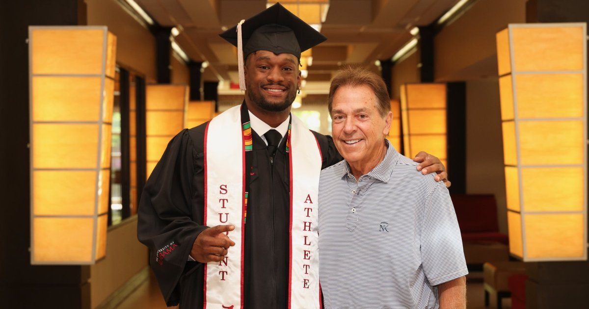 Charlie_Potter's tweet image. Ten #Alabama football players are among the 114 Crimson Tide athletes earning their degrees this weekend, including Fatutoa Henry, Yhonzae Pierre and Casey Poe.

Arizona Cardinals LB Mack Wilson is also among UA's spring grads.

(📷 via @Madhousefit)

🔗 on3.com/teams/alabama-…