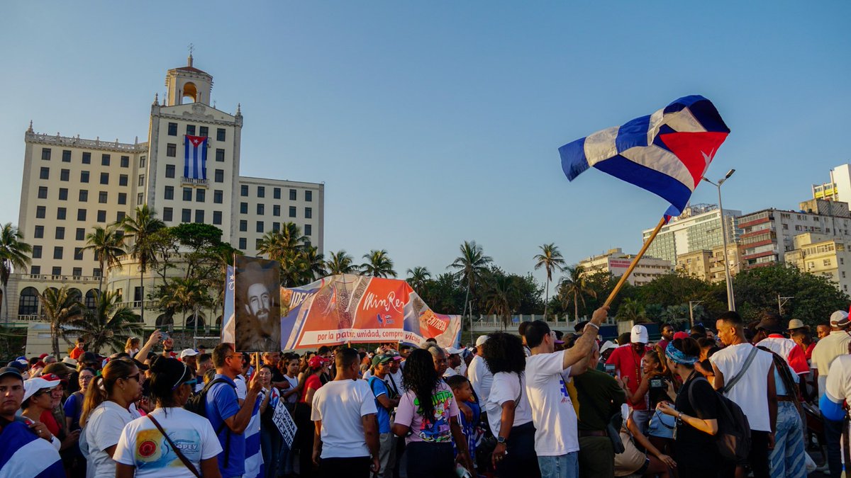 📸🇨🇺| Junto a los más de 500 mil habaneros que se dieron cita en el Acto Central por el Día Internacional de los Trabajadores, estuvo la diplomacia revolucionaria, en una nueva muestra de compromiso con el proyecto social cubano.

Marchamos por Cuba y porque #LaPatriaSeDefiende
