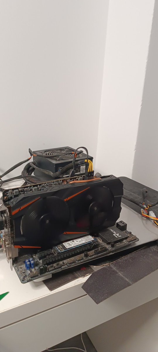 wayffer2's tweet photo. @luizctjr Assim? E um Macbook sem carregador que tá de baixo da placa mae https://t.co/n6NtPxENui