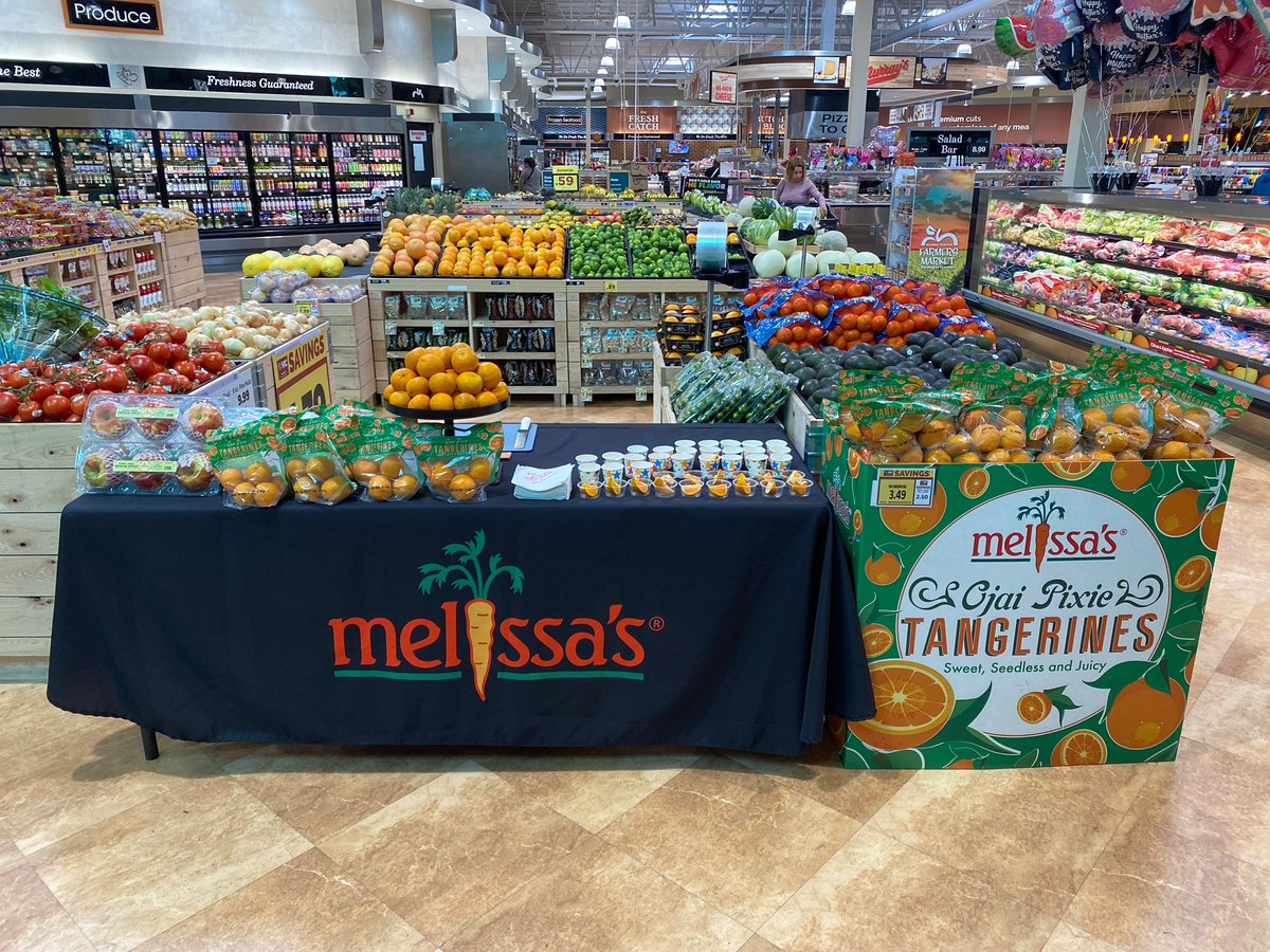 MelissasProduce's tweet image. Sampling happening today 🍊🍎

Stop by @HarrisTeeter in Apex, NC and try Ojai Pixie Tangerines (sweet + easy peel) and Hunnyz Apples (extra crisp, extra juicy).

Which one are you grabbing first? 

#MelissasProduce