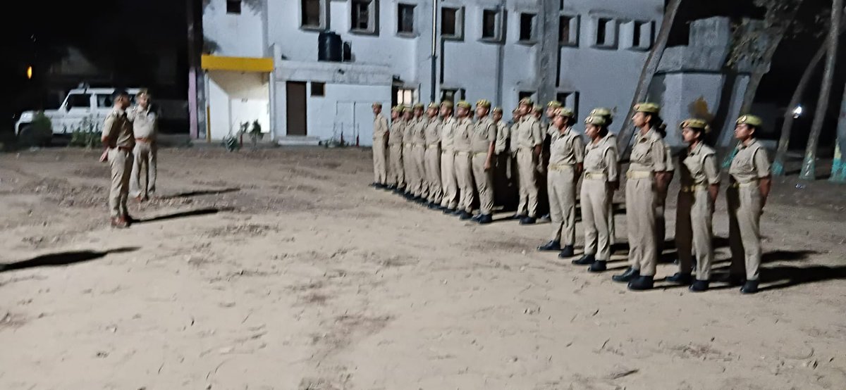 sambhalpolice's tweet image. #SPSambhal @Krishan_IPS के निर्देशन में #CO चन्दौसी द्वारा थाना कुढ़फतेहगढ़ पर नव नियुक्त पुरुष एवं महिला आरक्षियों को सोशल मीडिया नीति के अनुपालन, अनुशासित आचरण के संबंध में ब्रीफिंग कर कर्तव्य पालन के दौरान मर्यादित एवं जिम्मेदार व्यवहार सुनिश्चित करने हेतु निर्देशित किया गया ।