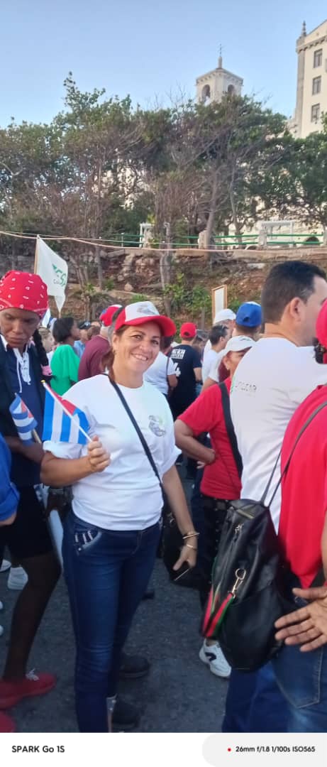 CAMHabanaEste's tweet photo. Con nuestros dirigentes hay tres generaciones de La Habana del Este desfilando juntas. La memoria, la fuerza y la esperanza en un solo bloque. Aquí no hay ausencias, hay historia caminando. 🌟 #PrimeroDeMayo #PorCubaJuntosCreamos #LaHabanaDelEstePresente https://t.co/qBAl1aNbpK