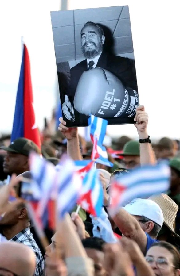 🇨🇺✊Y volvimos este #1Mayo a desfilar por esta tierra libre y soberana, donde ondea la bandera de la estrella solitaria bañada por su pueblo rebelde. 
#LaPatriaSeDefiende hoy, mañana y siempre.