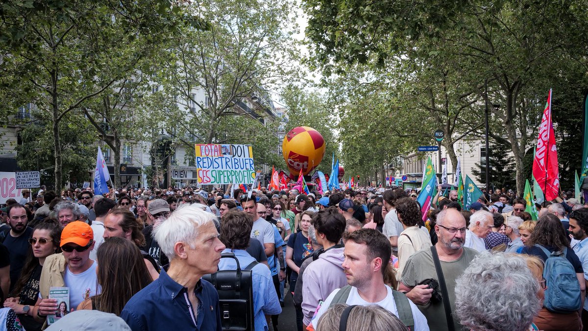 GenerationsMvt's tweet photo. Un 1er mai unitaire, combatif et déterminé ✊

Dans la rue aujourd’hui, ensemble, pour défendre nos droits, nos salaires et nos retraites. https://t.co/857Ds9waZq