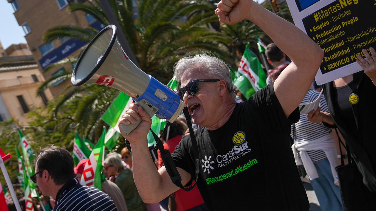 Manifestación del 1° de Mayo en Málaga. Reivindicando medios técnicos y humanos para que <a href="/canalsur/">CanalSur</a> pueda cumplir con el #ServicioPúblico 
Contra la precarización y la manipulación.
Con <a href="/CCOO/">Comisiones Obreras</a> <a href="/UGT_Comunica/">UGT</a> <a href="/AgrupacionCS/">TrabajadoresCanalSur</a> y <a href="/SPA_Periodistas/">Sindicato de Periodistas de Andalucía (SPA)</a>