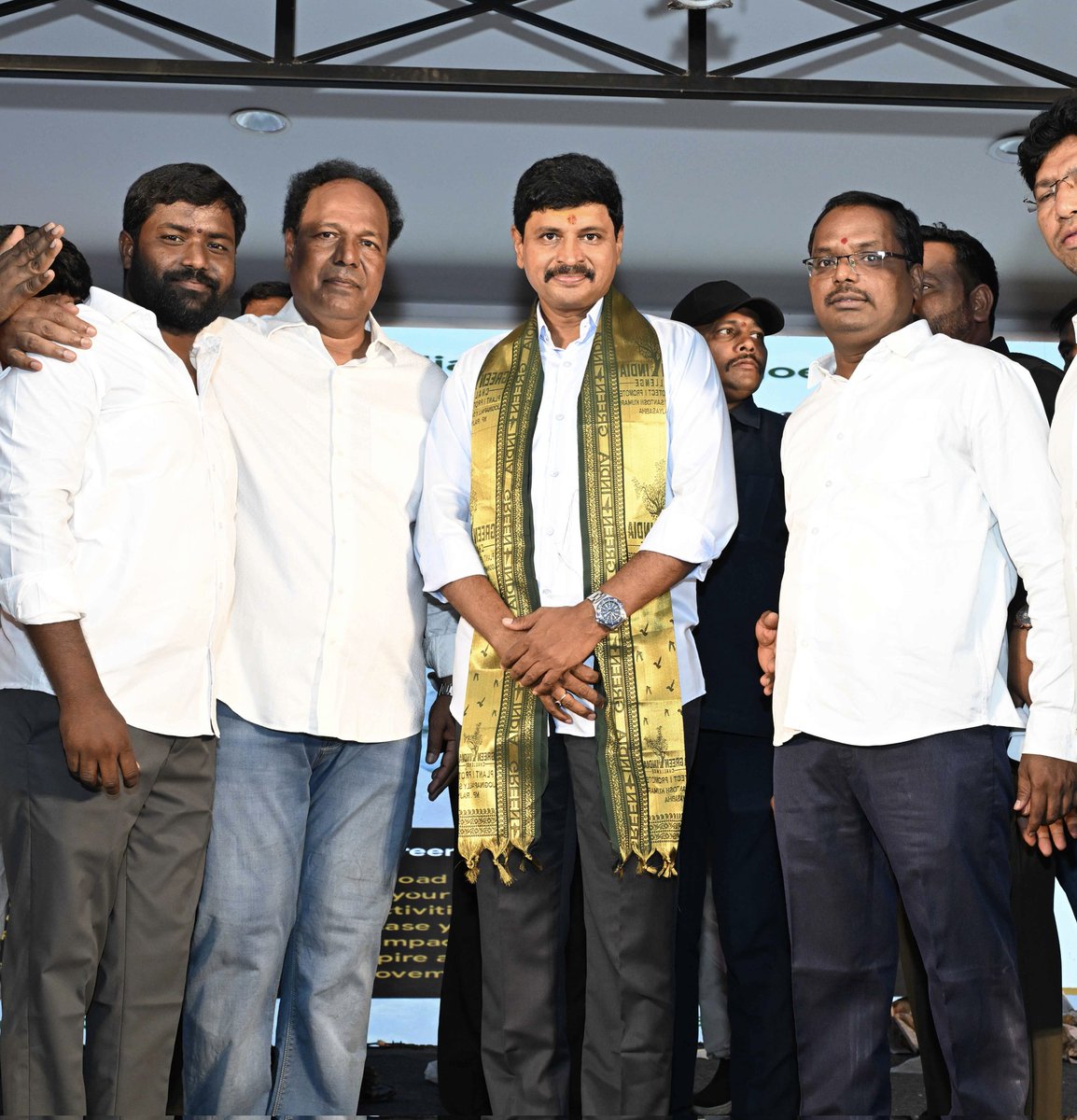 rajkumarTRSV's tweet photo. మాజీ రాజ్యసభ సభ్యులు, @Greenindiachal2,వ్యవస్థాపకులు @SantoshKumarBRS అన్నగారికి 
బ్రిటన్ పార్లమెంట్ లో ప్రతిష్టాత్మక మైన "గ్లోబల్ గ్రీన్ ఐకాన్ " అవార్డు స్వీకరించిన సందర్భంగా  ఆత్మీయ సన్మానం కార్యక్రమంలో పాల్గొని సంతోష్ కుమార్ అన్న గారికి శుభాకాంక్షలు తెలియజేసిన BRSV రాష్ట్ర సంయుక్త కార్యదర్శి పి.రాజ్ కుమార్ @RaghavBRS  @kishorgoudtrs