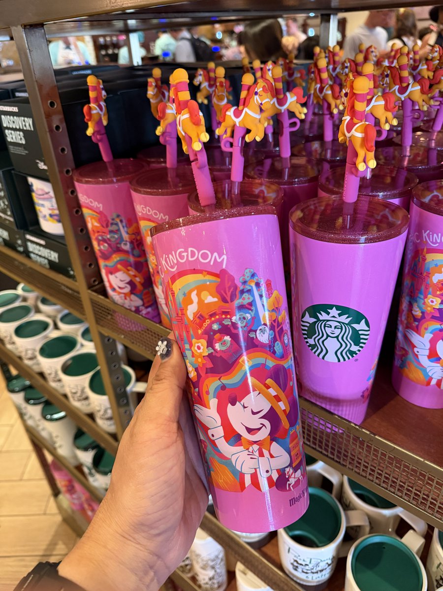 マジックキングダムのスタバです。今あるパークデザインタンブラーは紫