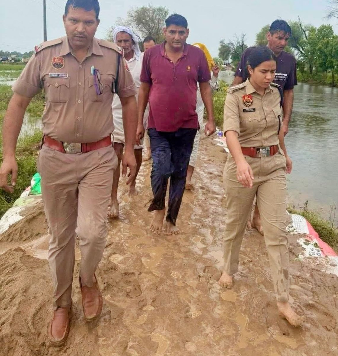 फतेहाबाद के गांव रामसरा में ड्रेन टूटी तो एएसपी दिव्यांशी सिंगला अपनी टीम के साथ मौके पर पहुंची, फोटो में साफ है कि एएसपी महोदया नंगे पांव ही जलभराव व कीचड़ में मुआयना कर रही है..  एएसपी दिव्यांशी सिंगला का यह कदम काफी सराहा जा रहा है। लोगों का कहना है कि आज के समय में ऐसे कम ही