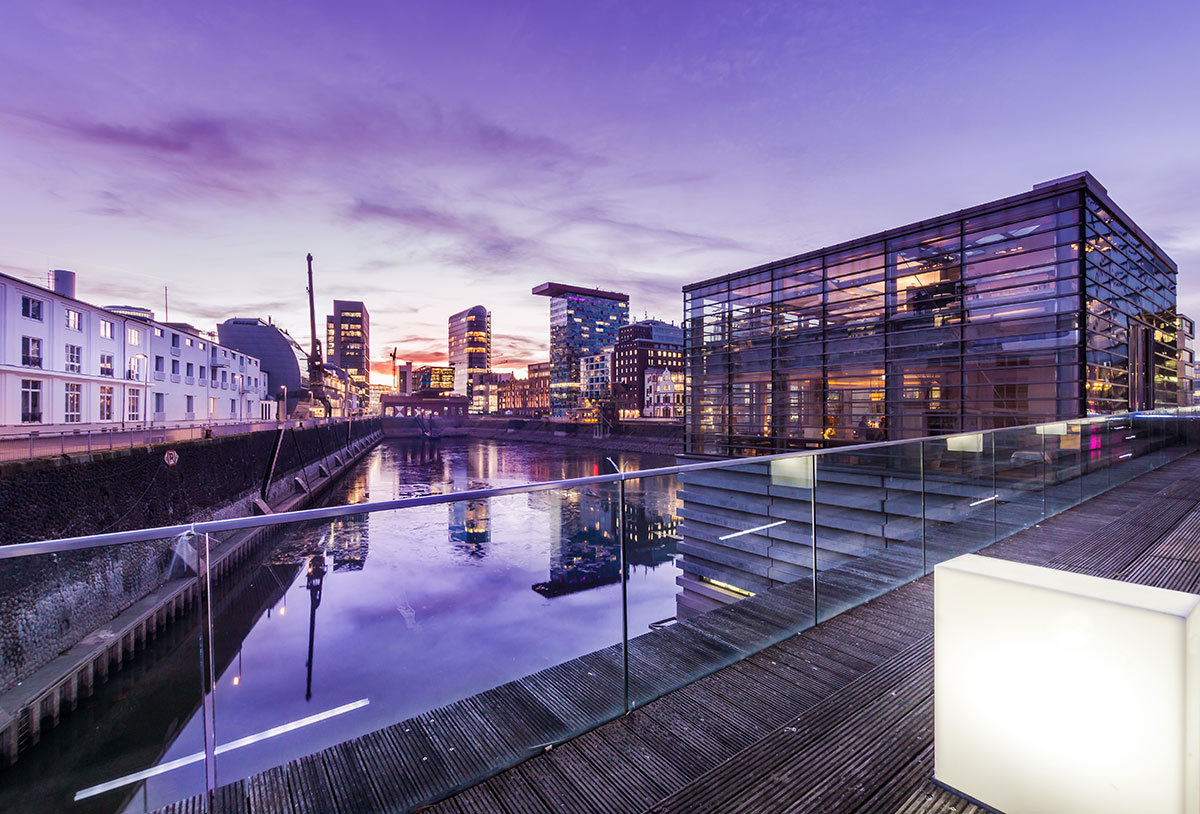 abcGlassPro's tweet image. Use #glass for a #fencing alternative &amp;amp; give your outside space a modern, yet safe upgrade.
Think #garden screening, swimming pool fences, #balustrades &amp;amp; much more.
Glass is low maintenance, safe, bespoke &amp;amp; can be tinted, frosted or clear.
Get in touch now
ow.ly/Z5Ej50YQr9a