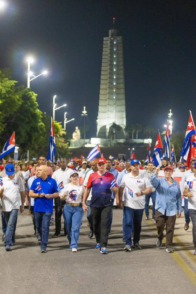 Este #1DeMayo Cuba volvió a marchar unida, reafirmando la fuerza de su pueblo y el compromiso con la justicia social

Desde México, acompañamos esta jornada de dignidad, en la q trabajadores cubanos celebran en victoria lo q otros aún reclaman

#LaPatriaSeDefiende