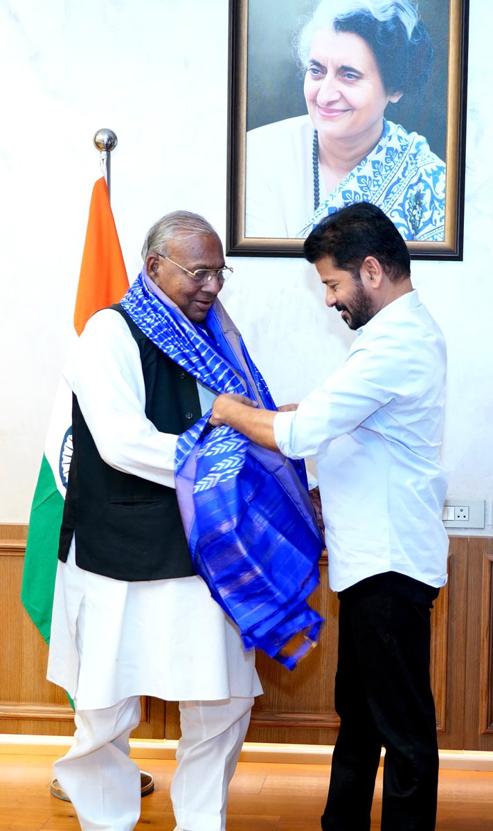 revanth_anumula's tweet image. రాష్ట్ర ప్రభుత్వ సలహాదారులుగా నియమితులైన నేపథ్యంలో శ్రీ వి. హన్మంతరావు, శ్రీ బి. శివధర్ రెడ్డి మర్యాదపూర్వకంగా కలిశారు.

#Telangana
#StateGovernment
#Advisors