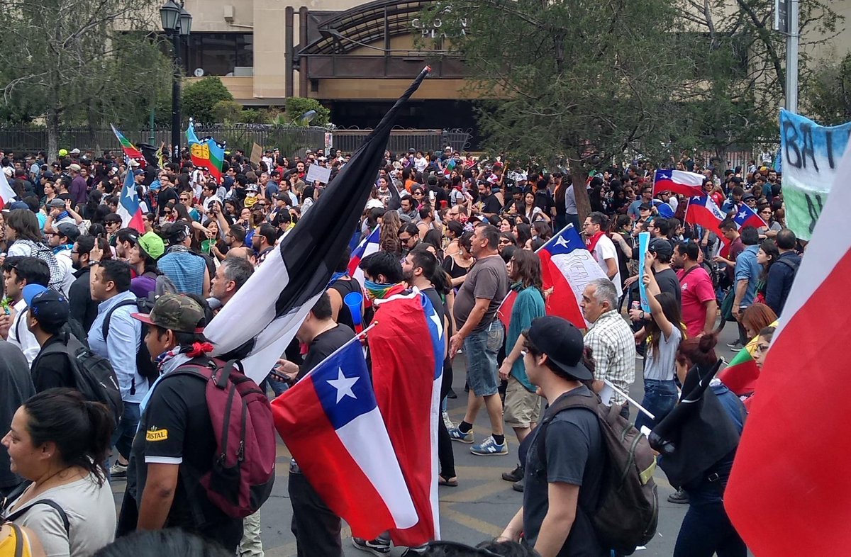 DecimarioCl's tweet photo. Honramos hoy el trabajo
de quienes mueven el mundo,
con compromiso profundo
y esfuerzo pelan el ajo.
En la oficina o el rajo,
tiendas, casas, campos, ríos
y en teatros van con bríos
para tener pan y techo,
si hoy se arriesgan sus derechos
¡trabajadores, uníos!
#diadeltrabajador https://t.co/o3hZEU31Om