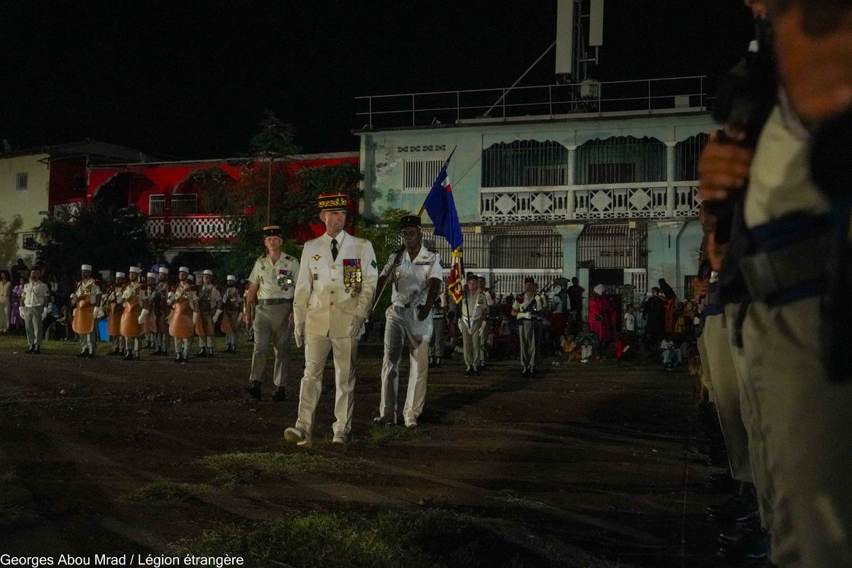 5reofficiel's tweet photo. Hier soir, le #5RE commémorait le 163e anniversaire des combats de Camerone devant la mairie de Dzaoudzi.
Lors de cette cérémonie présidée par le COMSUP des @FAZSOI_Officiel, les honneurs au drapeau ont été rendus avant la proclamation du récit de Camerone.
Honneur et fidélité ! https://t.co/2rIHzYWZy6