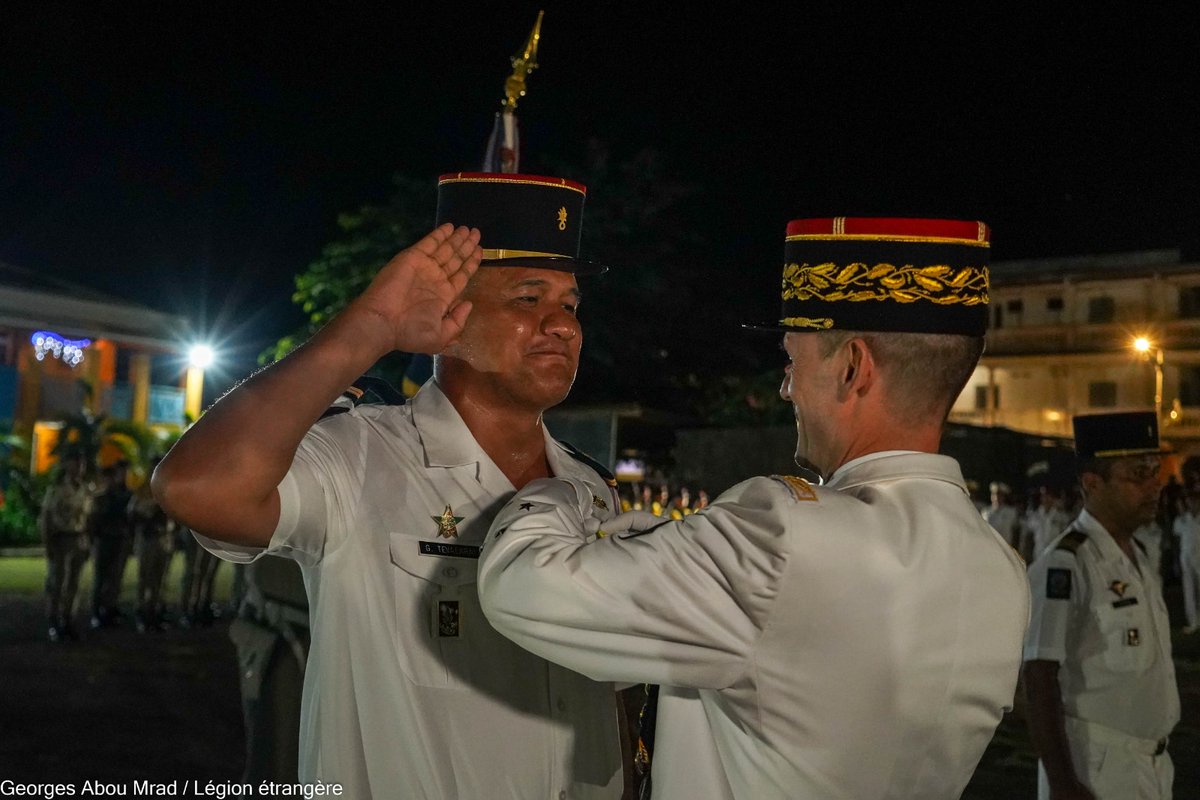 5reofficiel's tweet photo. Hier soir, le #5RE commémorait le 163e anniversaire des combats de Camerone devant la mairie de Dzaoudzi.
Lors de cette cérémonie présidée par le COMSUP des @FAZSOI_Officiel, les honneurs au drapeau ont été rendus avant la proclamation du récit de Camerone.
Honneur et fidélité ! https://t.co/2rIHzYWZy6