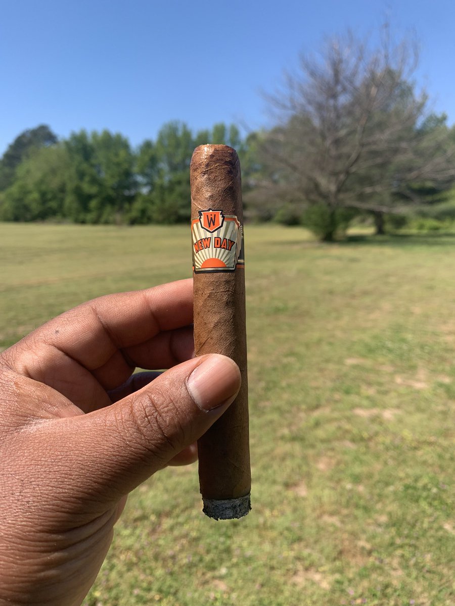 Happy Friday-yayyy all. 
Kicking my day off with a new day from <a href="/warpedcigars/">Warped Cigars</a> you too can have a new day at a great price at <a href="/SmallBatchCigar/">MrSmallBatch</a>