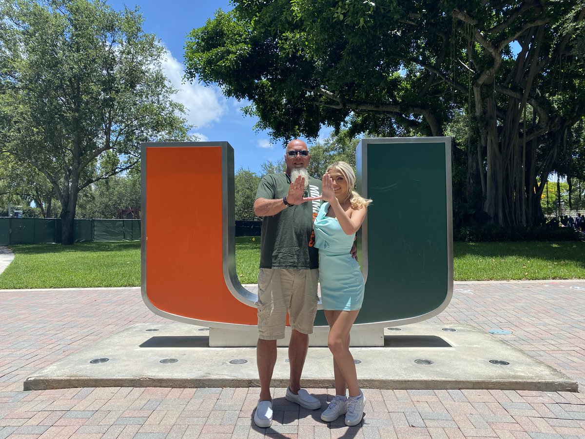 cbranch8's tweet image. About to head down to the University of Alabama 
My daughter is graduating tomorrow 
1 yr early 👏🏽👏🏽👏🏽
She’ll be choosing a Law School next 
Proud #girldad
