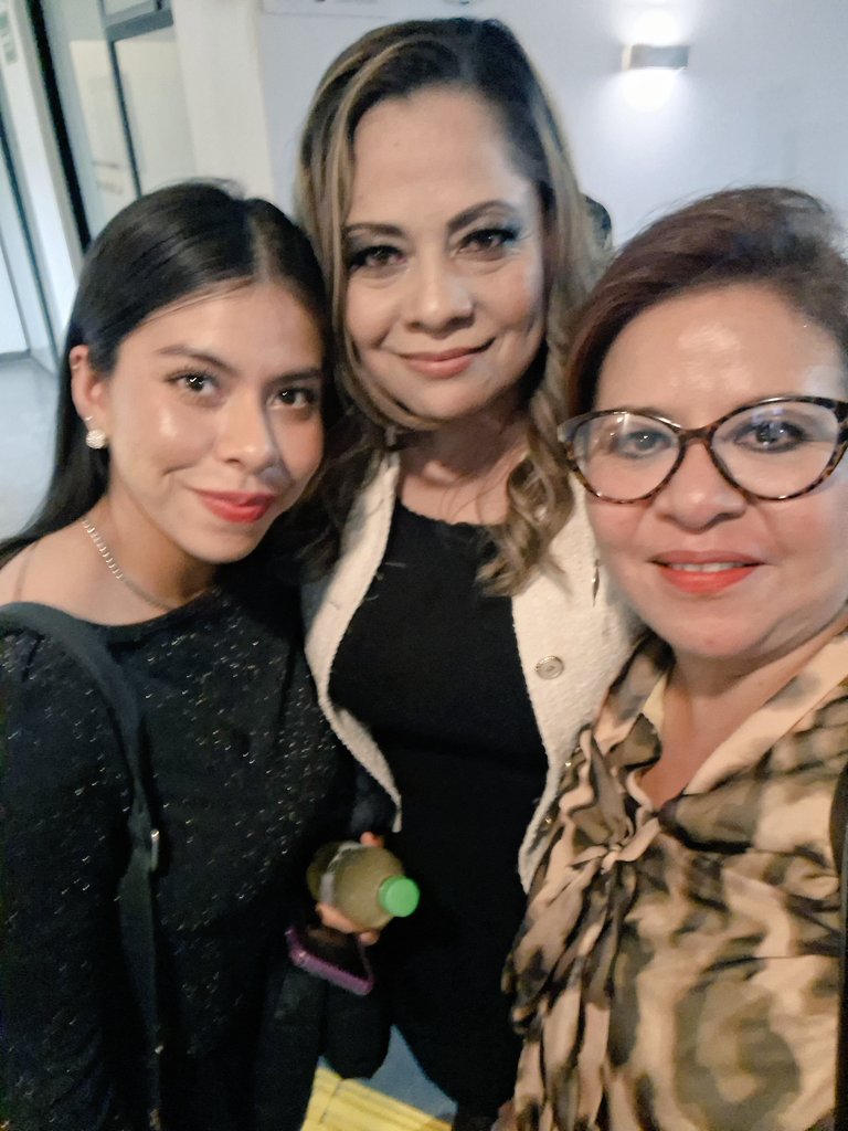 Aquí con mi persona favorita, mi amada Vane.

Es tiempo de conocer de cerca el apasionante mundo de la Comunicación.

Felicidades querida <a href="/moniventosa/">Mónica Ventosa</a> presidenta de la <a href="/AmpePuebla/">AMPEPuebla</a>
sabemos de tu esfuerzo de tantos años; éxito en los proyectos que emprendas, bendiciones!!