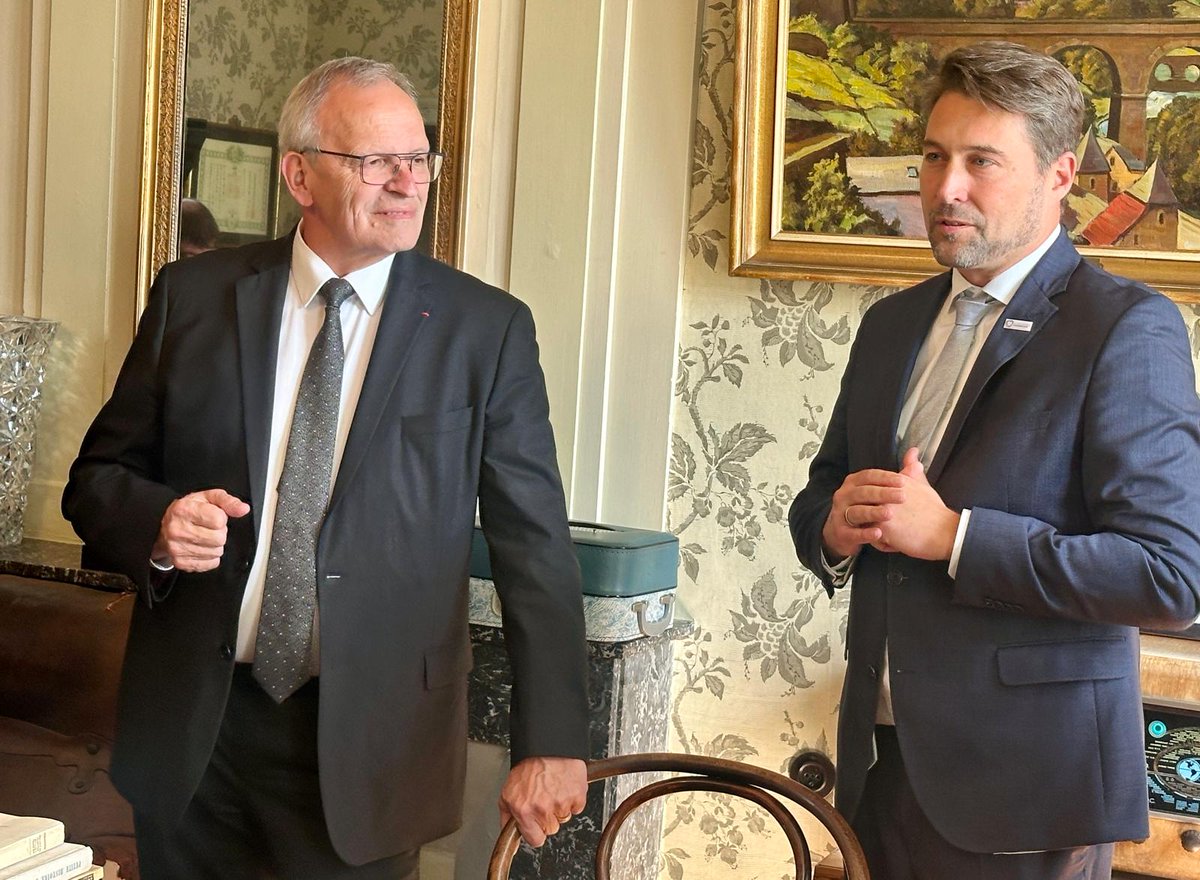 Hebdo57's tweet image. 🇫🇷🇩🇪Le président du conseil départemental de la #Moselle Patrick Weiten et le maire de #Saarbrücken Uwe Conradt ont échangé sur les enjeux franco-allemands fin avril, évoquant les perspectives de l’#hydrogène blanc et de la #mobilité  à Scy-Chazelles