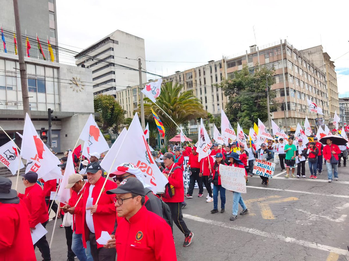 prensaceosl's tweet photo. El Comité de Empresa de la Concentración Deportiva de Pichincha marca presencia masiva y combativa en las calles este #1DeMayo 🚩🔥
La clase trabajadora no se arrodilla: se organiza, resiste y lucha por sus derechos. ✊
#CEOSL #DíaDelTrabajo #TrabajoDigno #Ecuador https://t.co/fbTDmEtC5Q