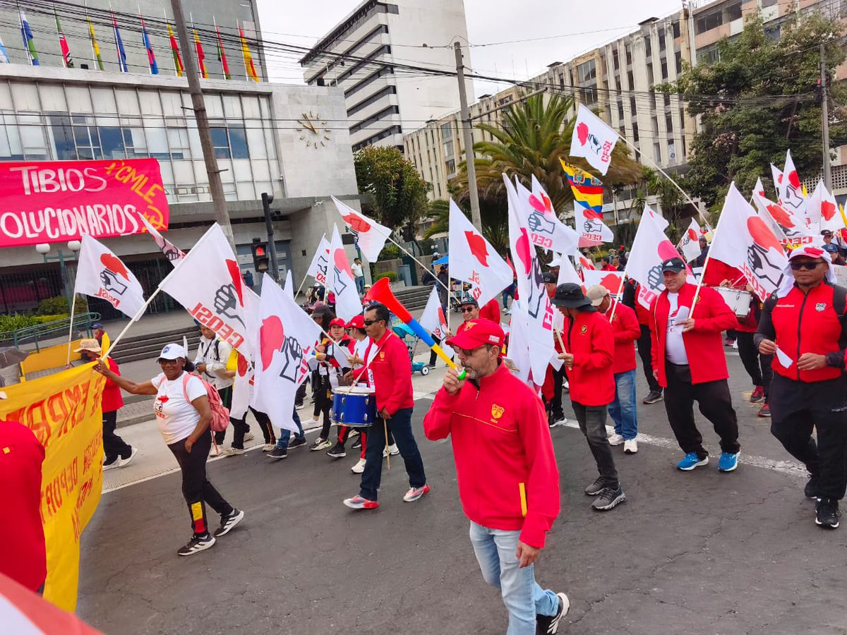 prensaceosl's tweet photo. El Comité de Empresa de la Concentración Deportiva de Pichincha marca presencia masiva y combativa en las calles este #1DeMayo 🚩🔥
La clase trabajadora no se arrodilla: se organiza, resiste y lucha por sus derechos. ✊
#CEOSL #DíaDelTrabajo #TrabajoDigno #Ecuador https://t.co/fbTDmEtC5Q