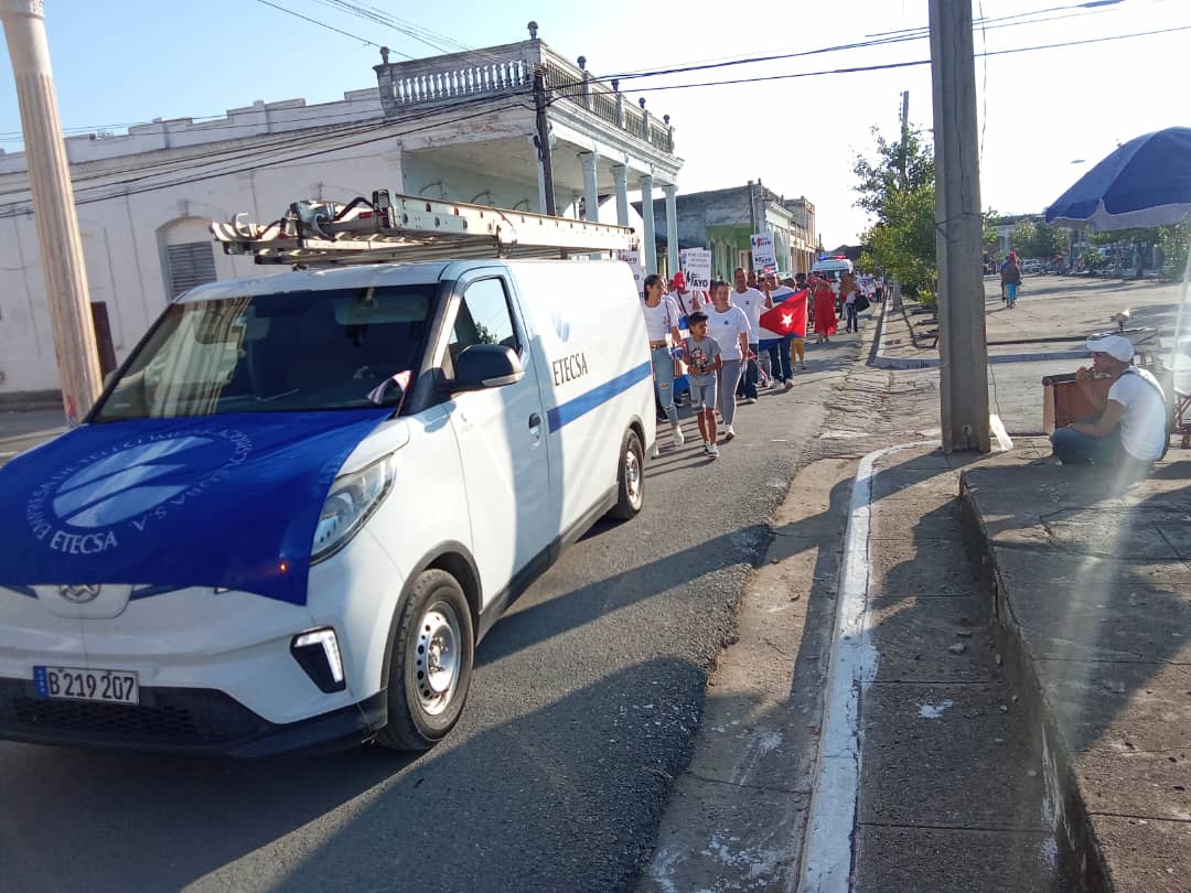 EtecsaCfgos's tweet image. Y desde muy temprano también, desde el municipio de #Cruces en #Cienfuegos , #ETECSA dijo presente, #LaPatriaSeDefiende desde cada trinchera, los trabajadores reclaman este #1deMayo el fin del bloqueo imperialista.