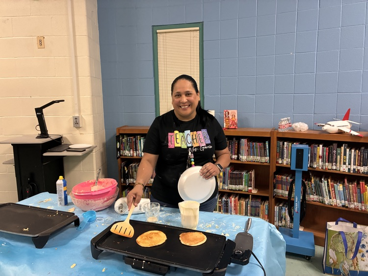 SantaMaria115's tweet photo. 🙏🏼 We would like to extend our sincere gratitude to the parents of Ms. Gonzalez and Ms. Garcia’s 3rd-grade classes. The snacks provided after STAAR testing were a wonderful treat for the students! 🥞 https://t.co/r9V9GmoYNY