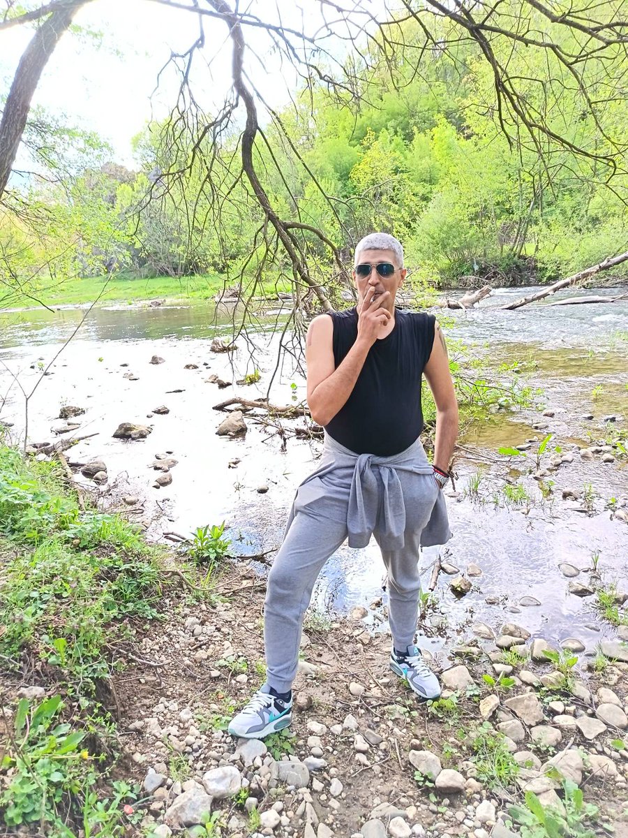 - Umeš li ti da staneš pravo i  da uvučeš stomak?
- Jok, neću da se foliram. Ja sam prevezao trenerku da istaknem struk koji nemam i trudnički stomak. Mene me zanima di je moj moped!🤣🤣