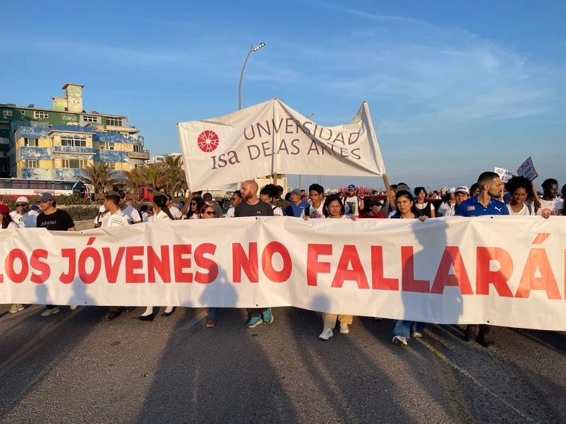 AriadnaPadrnGa1's tweet photo. Las escuelas de arte están presentes en el desfile del #1ro de mayo.Una vez más,estudiantes y profesores demuestran que son herederos del legado de Fidel, que nos compromete y nos inspira.  
Ante las agresiones, ratificamos nuestra unidad y nuestro compromiso con la Revolución. https://t.co/9oIhiLa3QC