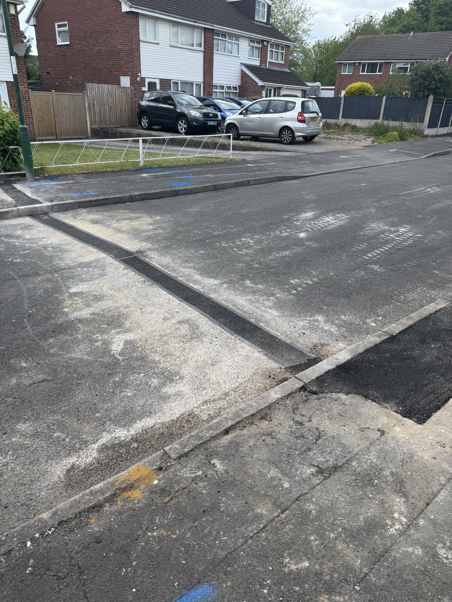 Trickeytree's tweet photo. @WeAreOpenreach Just curious if you think this is OK and normal practice to leave a residential close in this state after digging up trenches and also leaving paint marks on the pavement ?? https://t.co/gpaVvwshZv