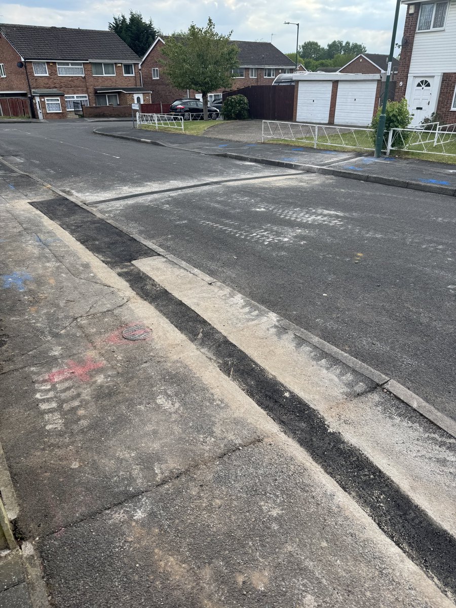 Trickeytree's tweet photo. @WeAreOpenreach Just curious if you think this is OK and normal practice to leave a residential close in this state after digging up trenches and also leaving paint marks on the pavement ?? https://t.co/gpaVvwshZv