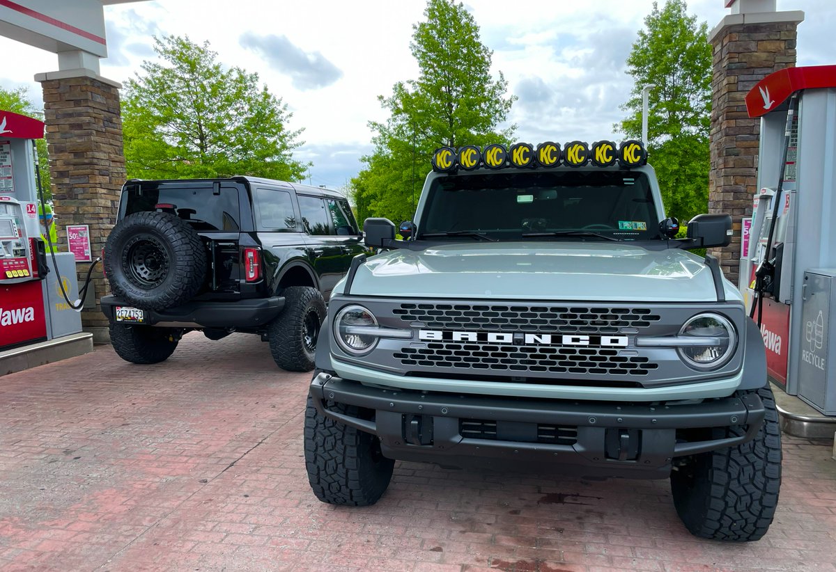 Quadratec's tweet image. Fan Friday! Post your best Jeep or Bronco picture on our facebook page to be featured next week 🙌 #Quadratec #jeeplife #jeepnation #jeeplove #jeepoffroad #jeepitreal #Jeepwrangler #JeepTJ #offroading #FanFriday