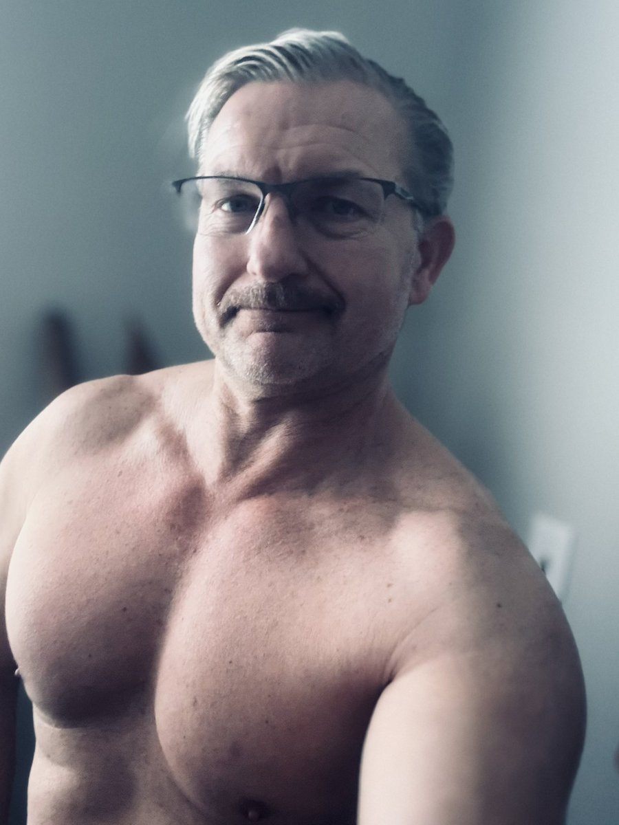 Russell_Writer's tweet image. All work &amp;amp; no play makes Russell a dull boy…maybe…😜😈🔥
#writer #filmmaker #bodybuilder