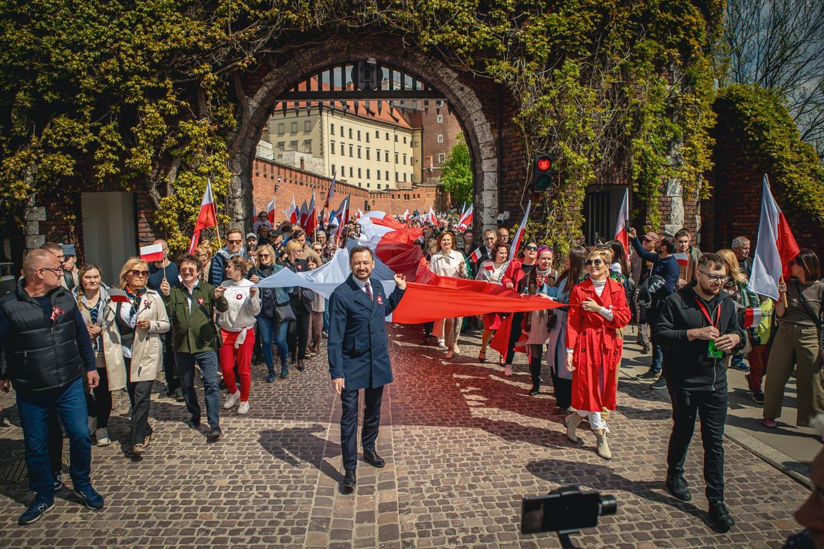 PTocka's tweet photo. Dziś Kraków miał w sobie coś wyjątkowego.
Przeszliśmy Traktem Królewskim z 100-metrową flagą 🇵🇱 symbolem jedności i wspólnoty.
Świętowaliśmy Święto Pracy i rocznicę wejścia Polski do UE- razem, z energią i wzruszeniem.
Jestem dumna z Krakowa.
#RadnaTocka #FlagaLączyKrakow #Krakow https://t.co/UXx6Uk6fT7