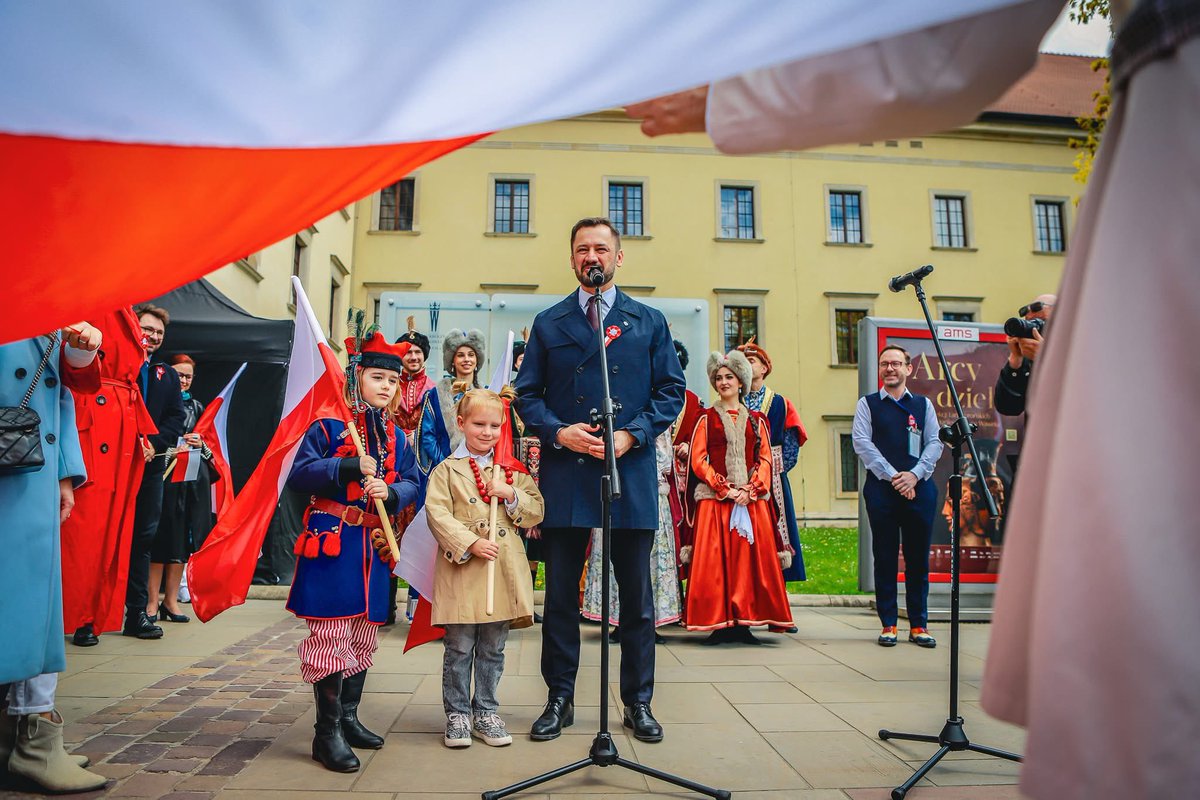 PTocka's tweet photo. Dziś Kraków miał w sobie coś wyjątkowego.
Przeszliśmy Traktem Królewskim z 100-metrową flagą 🇵🇱 symbolem jedności i wspólnoty.
Świętowaliśmy Święto Pracy i rocznicę wejścia Polski do UE- razem, z energią i wzruszeniem.
Jestem dumna z Krakowa.
#RadnaTocka #FlagaLączyKrakow #Krakow https://t.co/UXx6Uk6fT7
