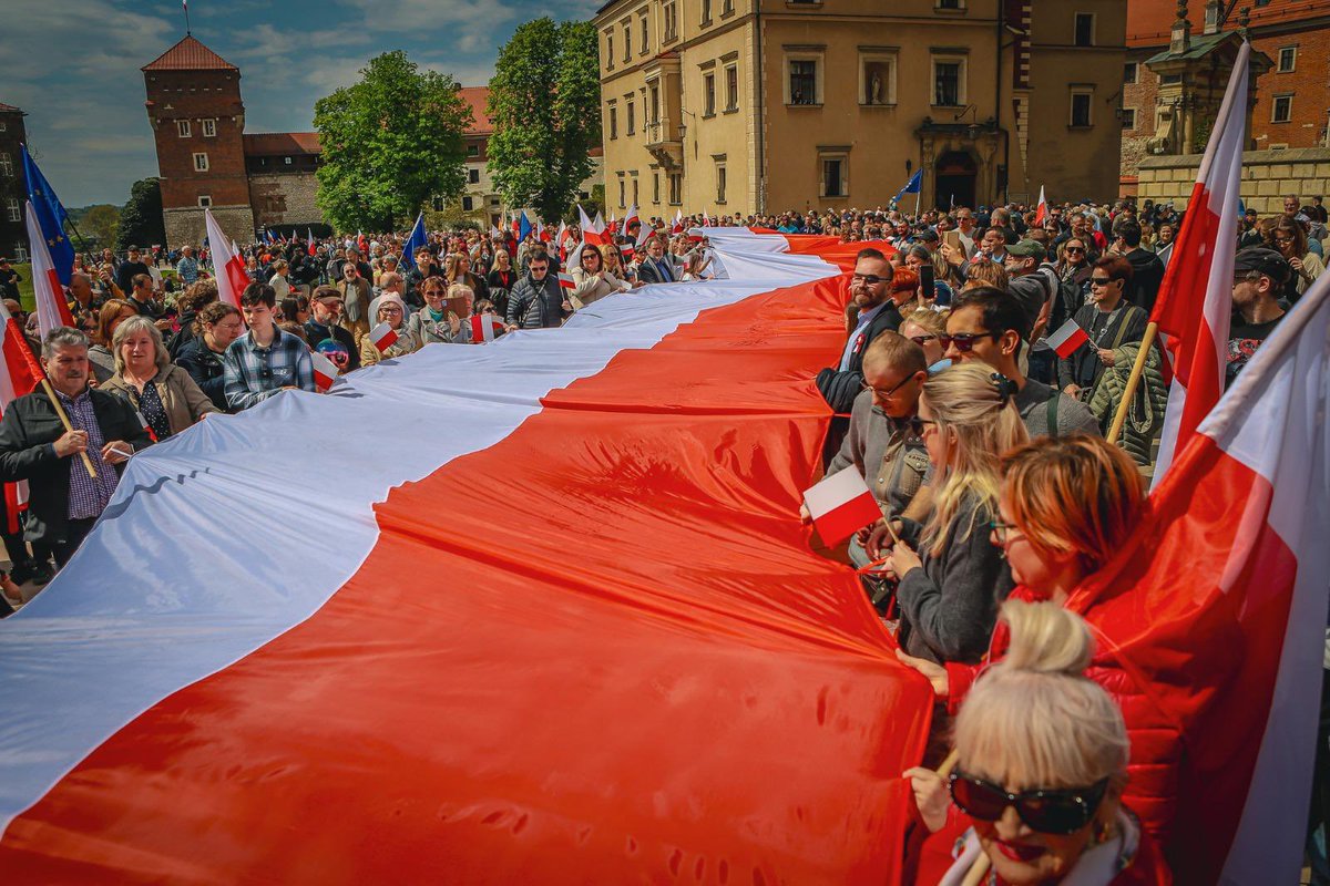 PTocka's tweet photo. Dziś Kraków miał w sobie coś wyjątkowego.
Przeszliśmy Traktem Królewskim z 100-metrową flagą 🇵🇱 symbolem jedności i wspólnoty.
Świętowaliśmy Święto Pracy i rocznicę wejścia Polski do UE- razem, z energią i wzruszeniem.
Jestem dumna z Krakowa.
#RadnaTocka #FlagaLączyKrakow #Krakow https://t.co/UXx6Uk6fT7