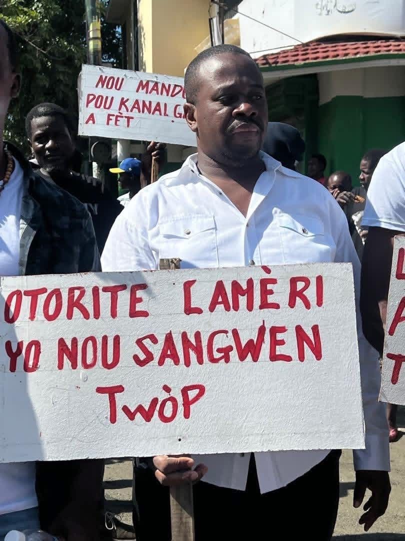 Vandredi premye me a vil wanament leve ak Gwo mouvman moman n ap ekri la a, anwo pa desann anba pa monte. Popilasyon an pran lari pou egzije Leta pran responsabilite l. Vil la twò sal, twòp aksidan sou wout la tèlman li kraze alòske lajan ap antre chak jou sou fwontyè a.