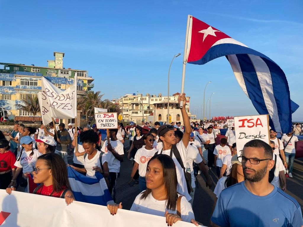 AriadnaPadrnGa1's tweet photo. Las escuelas de arte están presentes en el desfile del #1ro de mayo.Una vez más,estudiantes y profesores demuestran que son herederos del legado de Fidel, que nos compromete y nos inspira.  
Ante las agresiones, ratificamos nuestra unidad y nuestro compromiso con la Revolución. https://t.co/9oIhiLa3QC