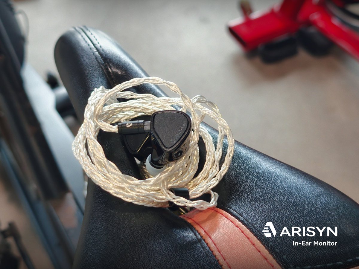 ARISYN_Official's tweet image. skip the holiday crowds and get a good sweat in at the gym instead. 🤩

Put on YUNXIU, press play, and the workout mood kicks in naturally. 

Clean, well-layered sound that makes every session feel better.

#BudgetAudio #Audiophile #Headphones #Earphones  #MusicLovers #ARISYN